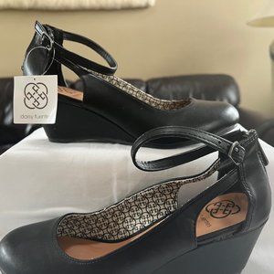 Daisy Fuentes Taylor black leather wedge dress shoes, women's size 8